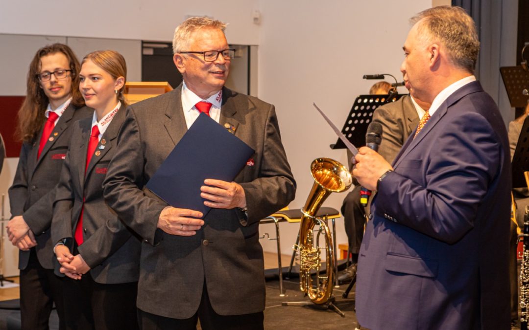 Der Musik verfallen: Frank Reuber in der Kulturstätte Morsbach geehrt